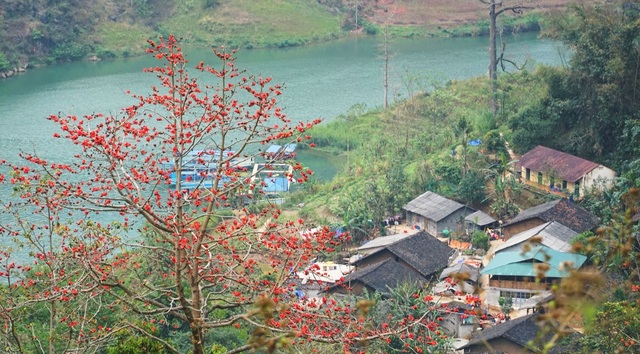 Sống cạnh lòng hồ thủy điện vẫn khát khao ánh sáng đủ đầy - 1 Sống cạnh lòng hồ thủy điện vẫn khát khao ánh sáng đủ đầy - 1