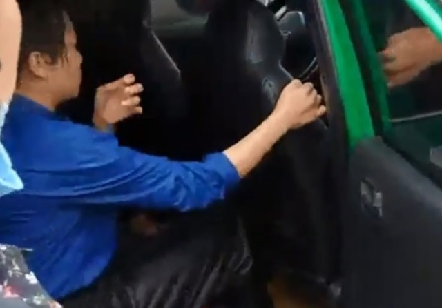 Tài xế taxi lao xuống sông cứu cô gái trẻ tự tử - 2 Tài xế taxi lao xuống sông cứu cô gái trẻ tự tử - 2