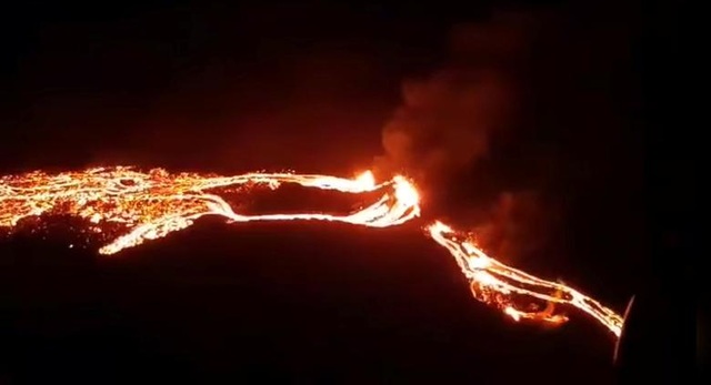Núi lửa Iceland tỉnh giấc sau 6.000 năm, phun trào dữ dội - 1