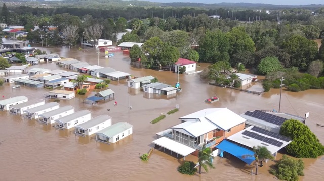 Nhà bị cuốn trôi trong trận lũ lụt trăm năm có một ở Australia - 4 Nhà bị cuốn trôi trong trận lũ lụt trăm năm có một ở Australia - 4