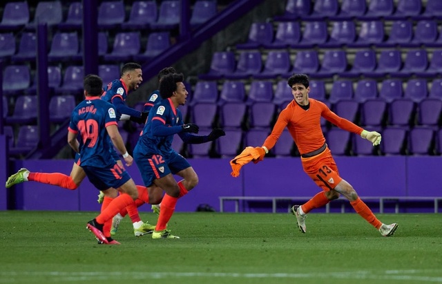 Thủ môn Sevilla gây sốt với pha ghi bàn ấn tượng phút cuối - 2 Thủ môn Sevilla gây sốt với pha ghi bàn ấn tượng phút cuối - 2