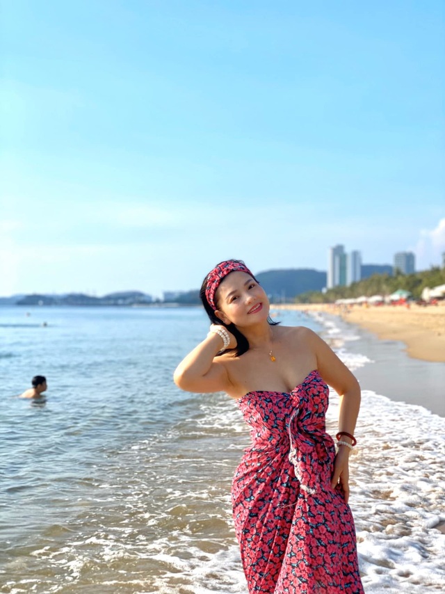 Ngỡ ngàng nhan sắc tuổi 52 của NSND Thu Quế