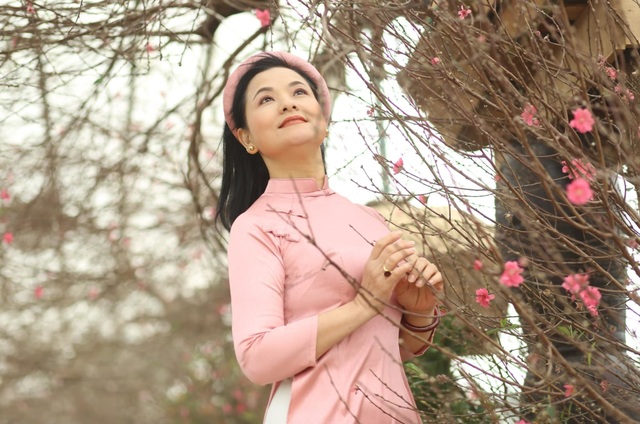 Ngỡ ngàng nhan sắc tuổi 52 của NSND Thu Quế