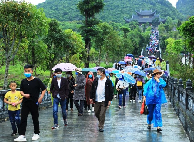 Hàng trăm tình nguyện viên phân luồng, đảm bảo phòng dịch tại chùa Tam Chúc - 2 Hàng trăm tình nguyện viên phân luồng, đảm bảo phòng dịch tại chùa Tam Chúc - 2