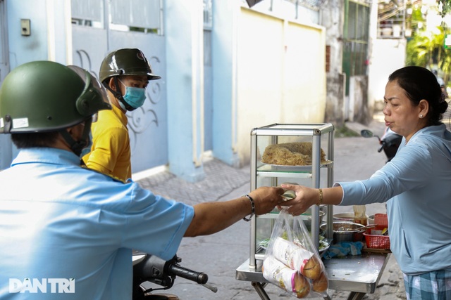 Người phụ nữ 25 năm tần tảo bán cá nục nuôi con ăn học - 4 Người phụ nữ 25 năm tần tảo bán cá nục nuôi con ăn học - 4