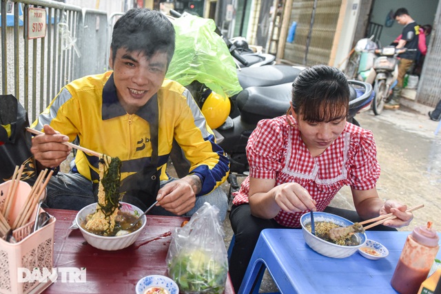 Buy discarded beer cans, bring them as chicken in cans, sell 1000 servings / day - 9