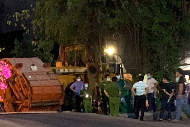 Xe chở rác cán nam công nhân tử vong rồi mang thi thể đi 20km - 1 Xe chở rác cán nam công nhân tử vong rồi mang thi thể đi 20km - 1