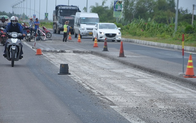 Quốc lộ nghìn tỷ đầy ổ gà - 2