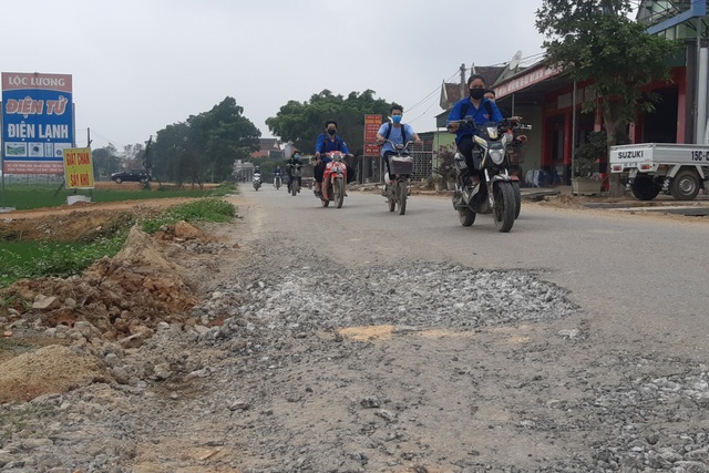 Quốc lộ xuống cấp thê thảm: Vừa thi công xong, mặt đường lại hư hỏng nặng - 3 Quốc lộ xuống cấp thê thảm: Vừa thi công xong, mặt đường lại hư hỏng nặng - 3