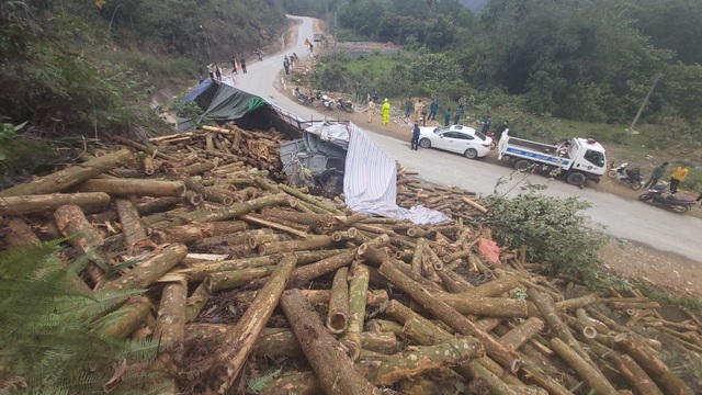 Tai nạn 7 người chết: Xe lao thẳng vào vách núi, cabin nát bét - 5