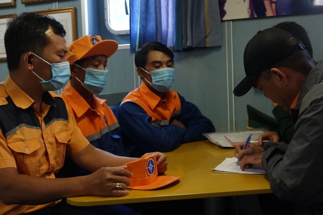 Thời tiết xấu, tàu cá chìm giữa biển cầu cứu khẩn - 2 Thời tiết xấu, tàu cá chìm giữa biển cầu cứu khẩn - 2