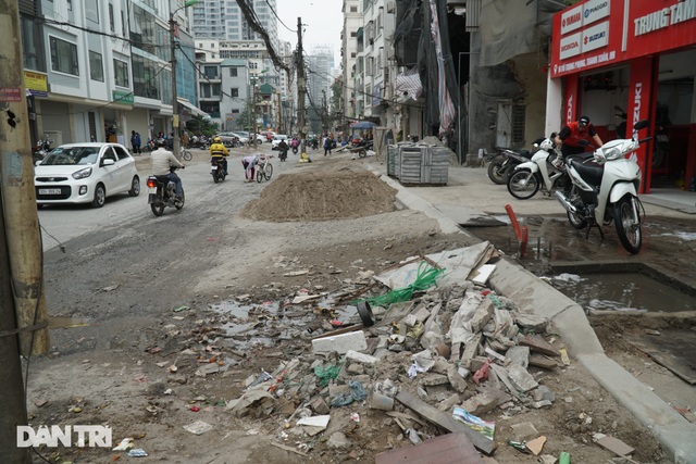 Hà Nội: Con đường dài hơn 400m xây 4 năm vẫn chưa xong - 10