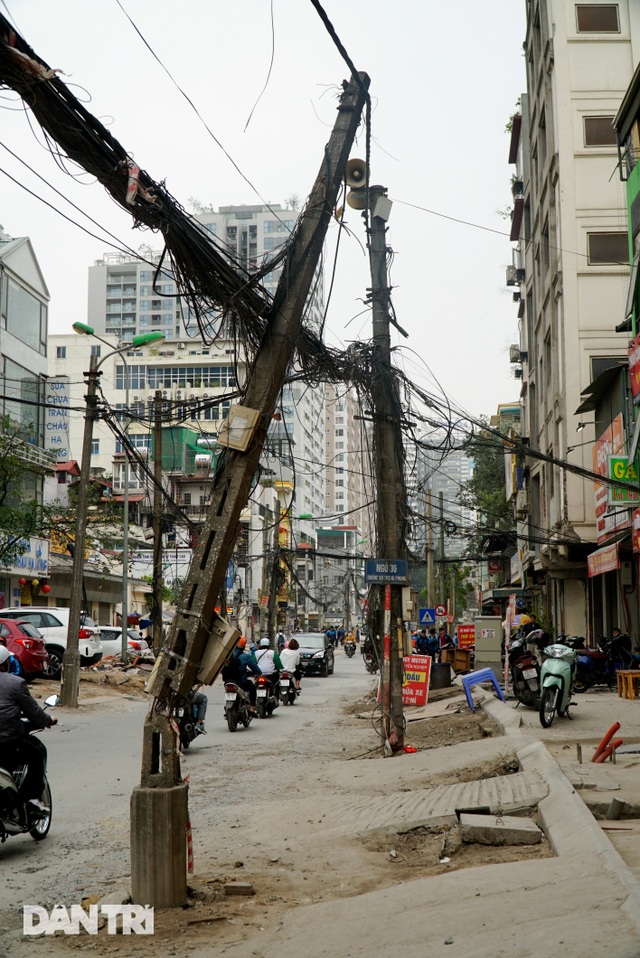 Hà Nội: Con đường dài hơn 400m xây 4 năm vẫn chưa xong - 7 Hà Nội: Con đường dài hơn 400m xây 4 năm vẫn chưa xong - 7