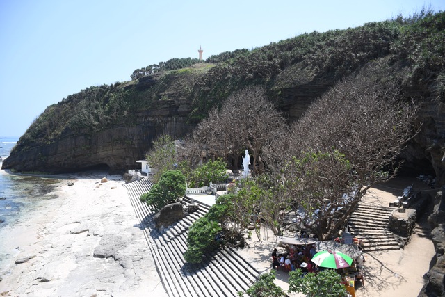 Kỳ lạ ngôi chùa không sư trong hang đá núi lửa nghìn năm ở Lý Sơn - 1