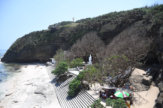 Strangely, the monkless temple in a thousand-year volcanic cave in Ly Son - 1