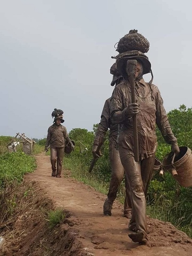 Mất việc vì Covid-19: Lễ tân du thuyền hạng sang đi mò cua bắt ốc - 1 Mất việc vì Covid-19: Lễ tân du thuyền hạng sang đi mò cua bắt ốc - 1