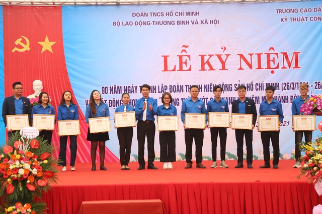 Công tác Đoàn có vai trò quan trọng trong phát triển kinh tế - xã hội - 4 Công tác Đoàn có vai trò quan trọng trong phát triển kinh tế - xã hội - 4