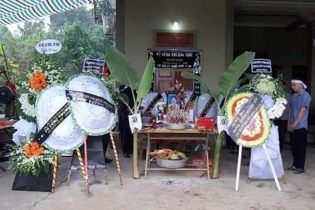 Bàn thờ anh Nguyễn Văn Huy được lập tại gia đình.jpeg Bàn thờ anh Nguyễn Văn Huy được lập tại gia đình.jpeg