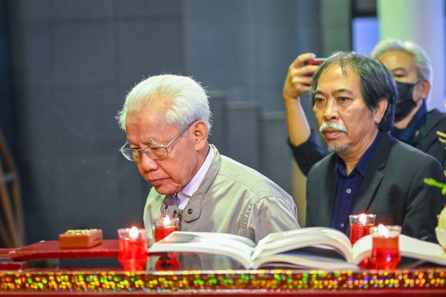 Đông đảo văn nghệ sĩ tiễn biệt ông vua truyện ngắn Nguyễn Huy Thiệp - 10 Đông đảo văn nghệ sĩ tiễn biệt ông vua truyện ngắn Nguyễn Huy Thiệp - 10