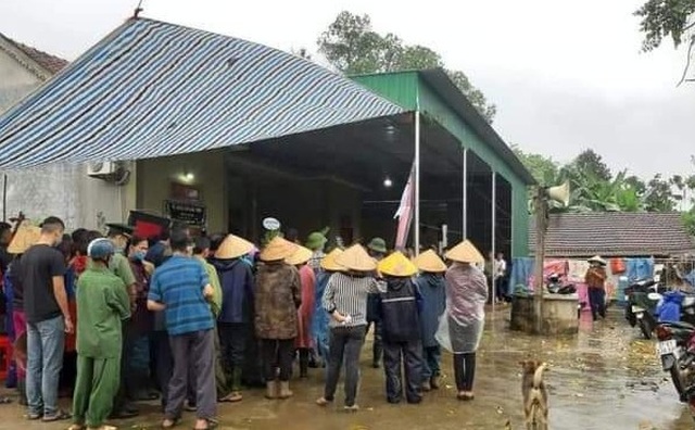 Nhiều người dân tập trung rất đông để tiễn biệt anh Huy về nơi an nghỉ cuối cùng.
Nhiều người dân tập trung rất đông để tiễn biệt anh Huy về nơi an nghỉ cuối cùng.