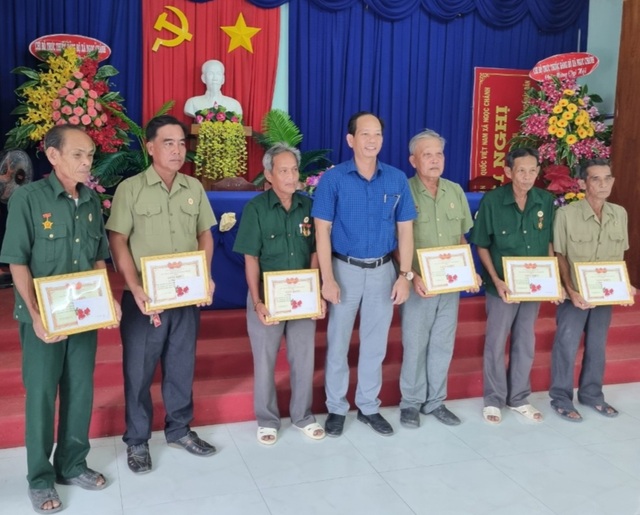 Biệt đội vá lộ của các cựu binh U70 được UBND tỉnh Cà Mau tặng bằng khen - 4 Biệt đội vá lộ của các cựu binh U70 được UBND tỉnh Cà Mau tặng bằng khen - 4