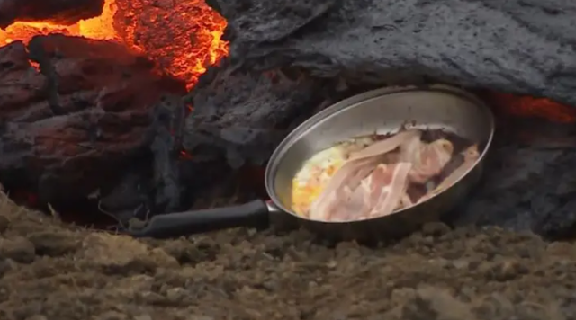 Clip trứng, thịt được nấu chín trên dung nham núi lửa thu hút cư dân mạng - 1