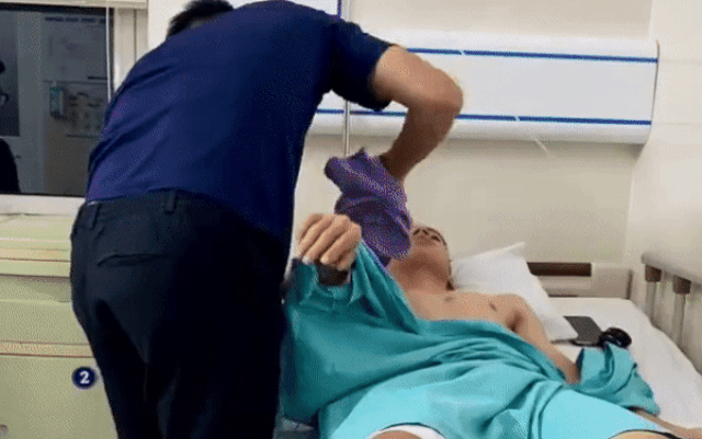 Xúc động cảnh Văn Quyết ân cần chăm sóc, lau người cho Hùng Dũng - 1 Xúc động cảnh Văn Quyết ân cần chăm sóc, lau người cho Hùng Dũng - 1