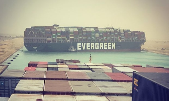 Kênh đào Suez kẹt cứng vì siêu tàu hàng nằm chềnh ềnh giữa đường - 1 Kênh đào Suez kẹt cứng vì siêu tàu hàng nằm chềnh ềnh giữa đường - 1