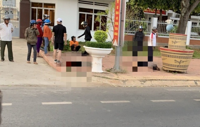 Hai người thương vong trước cổng ủy ban huyện: Bị tấn công khi đang ngủ say - 2 Hai người thương vong trước cổng ủy ban huyện: Bị tấn công khi đang ngủ say - 2