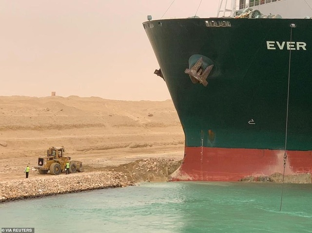Chạy đua giải cứu kênh đào Suez bị siêu tàu hàng án ngữ - 2