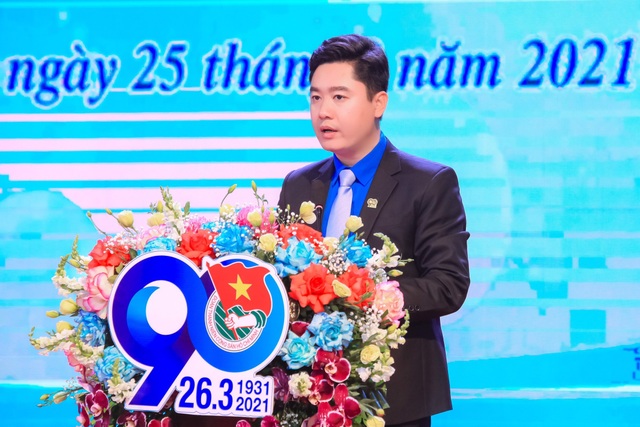 Anh Lê Văn Lương - UVBCH Trung ương Đoàn, Bí thư Tỉnh đoàn, Chủ tịch Hội Sinh viên, Chủ tịch Hội đồng đội tỉnh Nghệ An trình bày diễn văn kỷ niệm.jpeg Anh Lê Văn Lương - UVBCH Trung ương Đoàn, Bí thư Tỉnh đoàn, Chủ tịch Hội Sinh viên, Chủ tịch Hội đồng đội tỉnh Nghệ An trình bày diễn văn kỷ niệm.jpeg