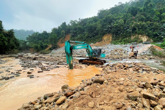 Tìm thấy ví tiền, quần áo, xe máy của các nạn nhân mất tích ở Rào Trăng - 3 Tìm thấy ví tiền, quần áo, xe máy của các nạn nhân mất tích ở Rào Trăng - 3