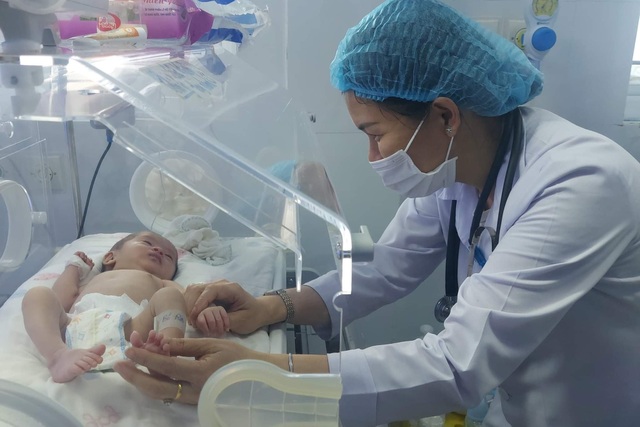 Bé trai 5 ngày tuổi bị bỏ rơi bên quốc lộ 1A - 2 Bé trai 5 ngày tuổi bị bỏ rơi bên quốc lộ 1A - 2