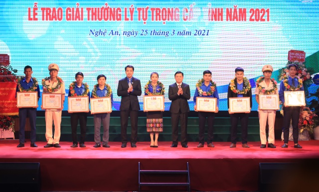 Bí thư Tỉnh ủy Thái Thanh Quý và Bí thư BCH Trung ương Đoàn TNCS Hồ Chí Minh Ngô Văn Cương trao giải thưởng Lý Tự Trọng cho các cán bộ đoàn Đoàn tiêu biểu. Bí thư Tỉnh ủy Thái Thanh Quý và Bí thư BCH Trung ương Đoàn TNCS Hồ Chí Minh Ngô Văn Cương trao giải thưởng Lý Tự Trọng cho các cán bộ đoàn Đoàn tiêu biểu.