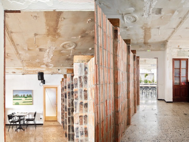 Quán cà phê phong cách đổ nát với trần nhà loang lổ và tường tróc sơn - 10