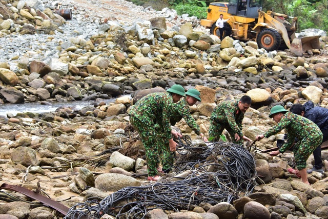 Tìm thấy ví tiền, quần áo, xe máy của các nạn nhân mất tích ở Rào Trăng - 1 Tìm thấy ví tiền, quần áo, xe máy của các nạn nhân mất tích ở Rào Trăng - 1