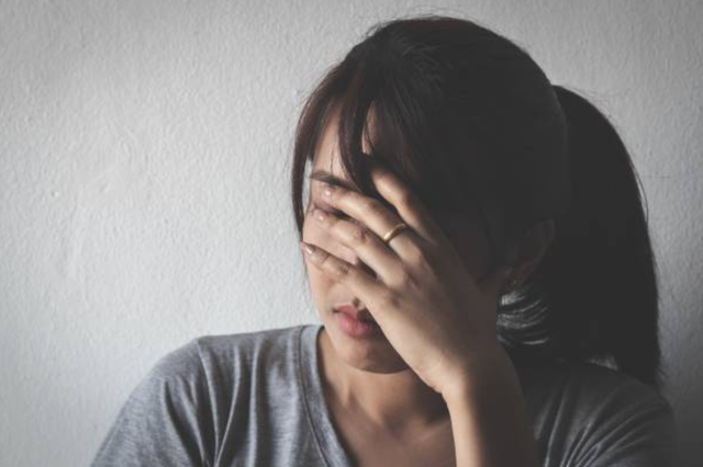 Gối chăn nguội lạnh, vợ trẻ nảy sinh cảm xúc với người cùng giới - 1 Gối chăn nguội lạnh, vợ trẻ nảy sinh cảm xúc với người cùng giới - 1