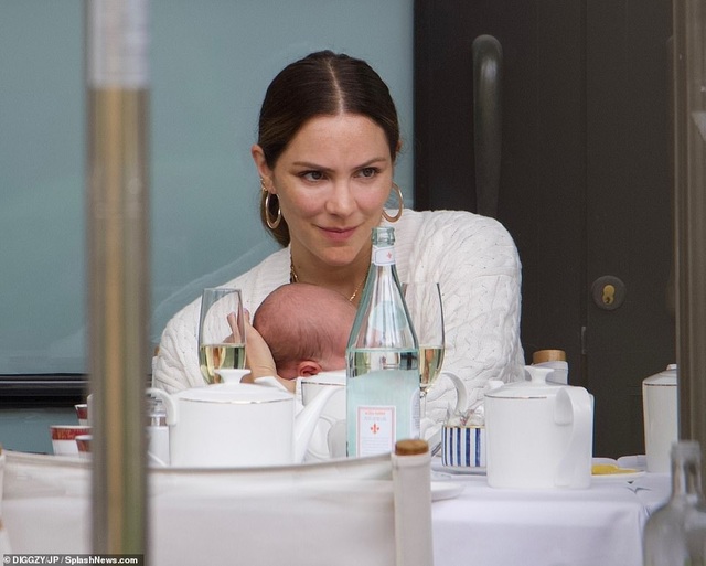 Katharine McPhee bế con mới sinh ra phố cùng chồng hơn 34 tuổi - 3 Katharine McPhee bế con mới sinh ra phố cùng chồng hơn 34 tuổi - 3