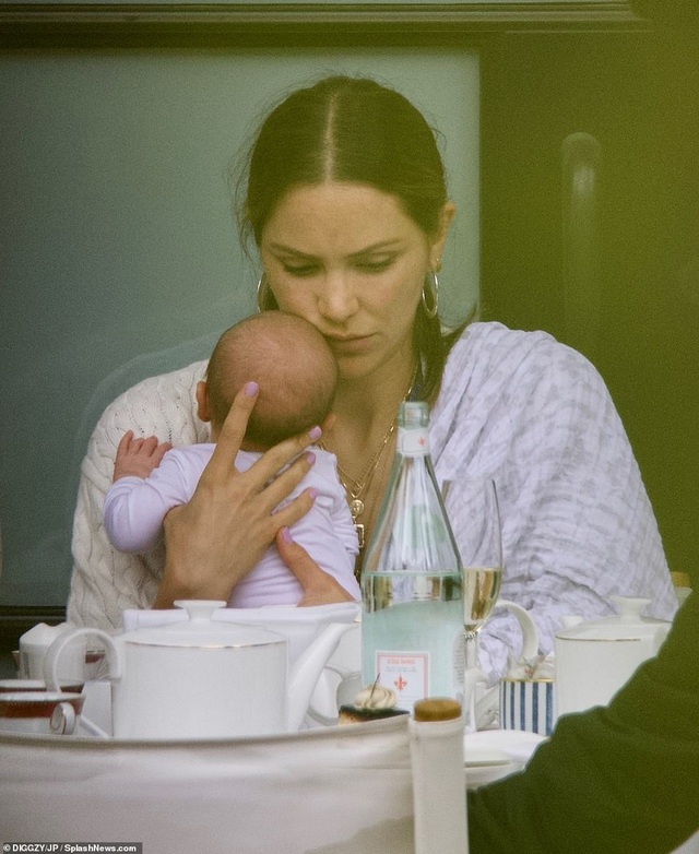 Katharine McPhee bế con mới sinh ra phố cùng chồng hơn 34 tuổi - 4 Katharine McPhee bế con mới sinh ra phố cùng chồng hơn 34 tuổi - 4