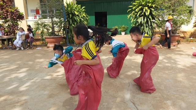 Cô giáo mắc bệnh ung thư nhưng vẫn miệt mài giúp đỡ học sinh nghèo - 3 Cô giáo mắc bệnh ung thư nhưng vẫn miệt mài giúp đỡ học sinh nghèo - 3