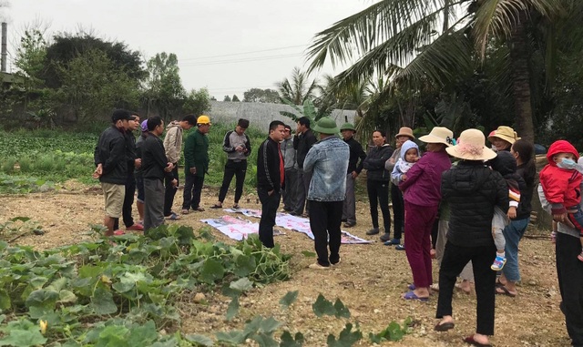 Bà con nhân dân xóm 5, xã Quỳnh Mỹ, huyện Quỳnh Lưu tập trung phản đối nhà máy sản xuất phân bón Phú Sinh gây ô nhiễm môi trường. Bà con nhân dân xóm 5, xã Quỳnh Mỹ, huyện Quỳnh Lưu tập trung phản đối nhà máy sản xuất phân bón Phú Sinh gây ô nhiễm môi trường.