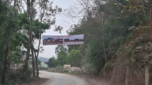 Ngay trên con đường liên thôn, bà con nhân dân xóm 5, xã Quỳnh Mỹ, huyện Quỳnh Lưu treo băng rôn phản đối nhà máy sản xuất phân bón gây ô nhiễm môi trường. Ngay trên con đường liên thôn, bà con nhân dân xóm 5, xã Quỳnh Mỹ, huyện Quỳnh Lưu treo băng rôn phản đối nhà máy sản xuất phân bón gây ô nhiễm môi trường.