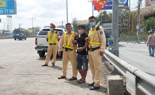 Bị kiểm tra ma túy, tài xế bỏ của chạy lấy người - 1 Bị kiểm tra ma túy, tài xế bỏ của chạy lấy người - 1