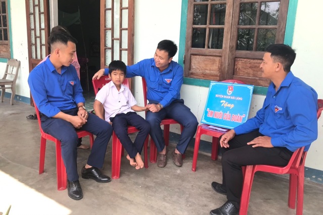 Đoàn thanh niên cưu mang trẻ em nghèo bất hạnh, nâng bước em đến trường - 1 Đoàn thanh niên cưu mang trẻ em nghèo bất hạnh, nâng bước em đến trường - 1