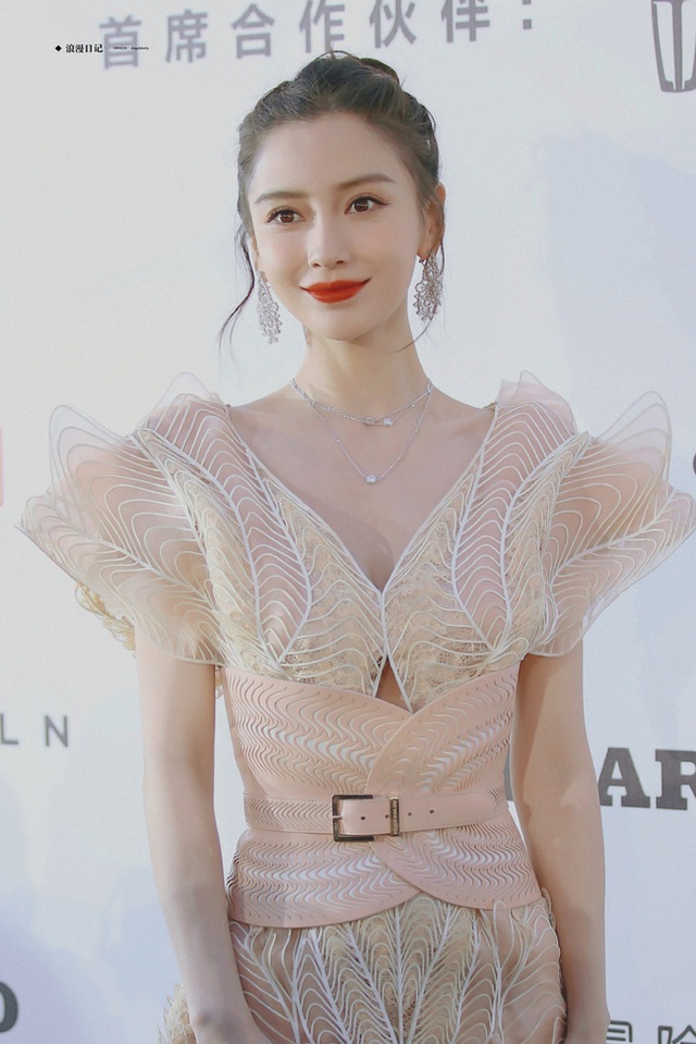 Diện phong cách tiểu thư, Angelababy lấn lướt dàn mỹ nhân kém tuổi