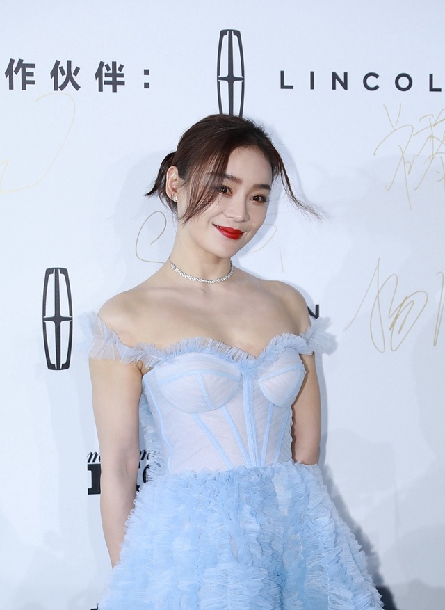 Diện phong cách tiểu thư, Angelababy lấn lướt dàn mỹ nhân kém tuổi