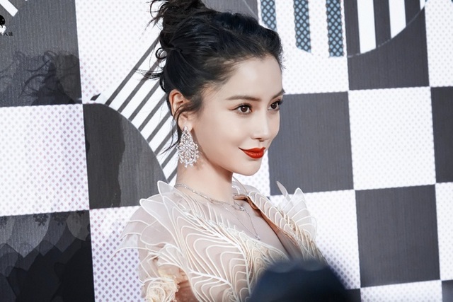 Diện phong cách tiểu thư, Angelababy lấn lướt dàn mỹ nhân kém tuổi