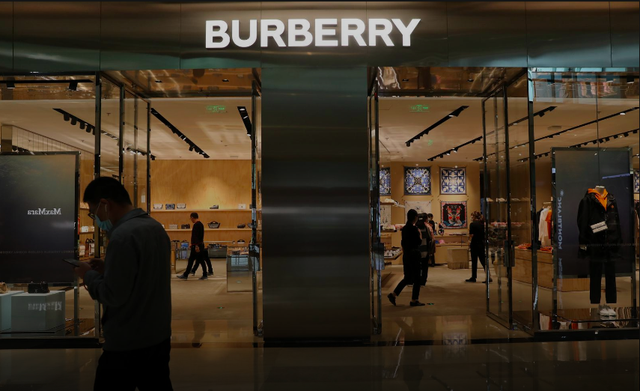 Thương hiệu xa xỉ Burberry bị tẩy chay ở Trung Quốc - 1 Thương hiệu xa xỉ Burberry bị tẩy chay ở Trung Quốc - 1