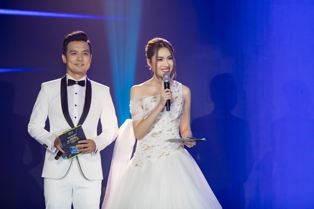 MC chân dài 1,1m gây choáng khi dẫn 3000 chữ song ngữ không cần kịch bản - 4 MC chân dài 1,1m gây choáng khi dẫn 3000 chữ song ngữ không cần kịch bản - 4