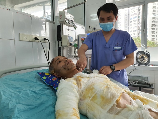 Chàng trẻ nguy kịch sau vụ tai nạn thương tâm mất nửa phần da cơ thể - 1 Chàng trẻ nguy kịch sau vụ tai nạn thương tâm mất nửa phần da cơ thể - 1